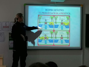 policjanci podczas spotkania z dziećmi