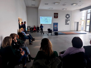 uczestniczki podczas prelekcji w auli jednostki