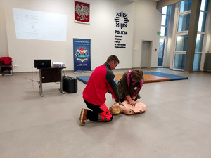 ratownik medyczny podczas prelekcji udziela informacji o resuscytacji krążeniowo oddechowej