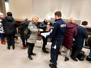 Policjant podczas przekazywania upominków