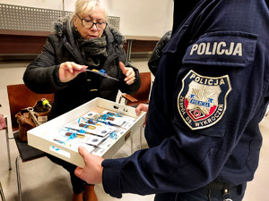 Policjant podczas przekazywania upominków
