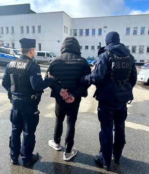 policjanci z zatrzymanym