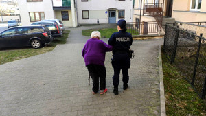 policjantka podczas prowadzenia starszej kobiety