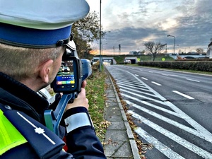 policjant podczas pomiaru prędkości