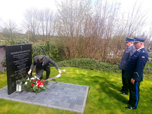 Zastępca Komendanta Wojewódzkiego Policji w Łodzi insp. Jarosław Rybka oraz Komendant Miejski Policji w Piotrkowie Trybunalskim insp. Krzysztof Dąbrowski podczas oddania hołdu i złożenia kwiatów na grobie rodzinnym Patrona Policji Województwa Łódzkiego