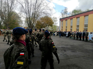 uroczystość wręczenia certyfikatów uczniom klasy mundurowej w IV LO