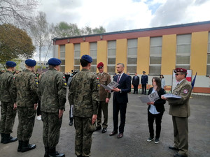 uroczystość wręczenia certyfikatów uczniom klasy mundurowej w IV LO