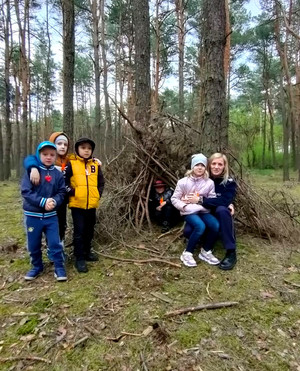 pogadanka z przedszkolakami o bezpieczeństwie podczas wycieczek do lasu