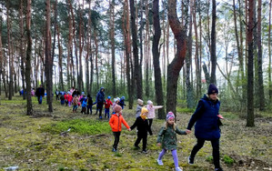 przedszkolaki podczas wycieczki do lasu
