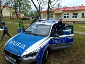 policyjny radiowóz. Piknik w Parzniewicach
