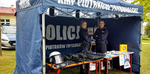 policjanci podczas pikniku w Parzniewicach