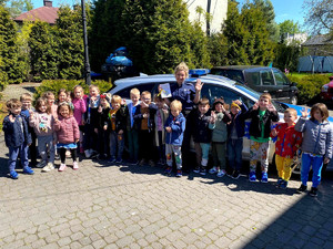 policjantka podczas spotkania z dziećmi