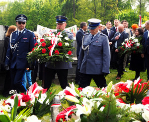 delegacja policjantów składa kwiaty pod pomnikiem ofiar zbrodni w Bąkowej Górze