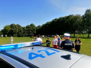 policjant ruchu drogowego podczas festynu z okazji Dna Dziecka