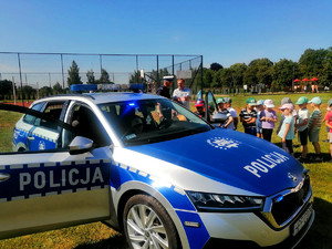 policjanci o bezpieczeństwie podczas festynu z okazji Dnia Dziecka