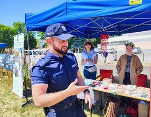policjant odpowiada na pytania dotyczące rekrutacji do Policji podczas Pikniku Historycznego