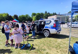 policjanci biorą udział w Pikniku Historycznym