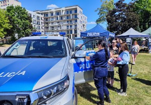 policjanci biorą udział w Pikniku Historycznym