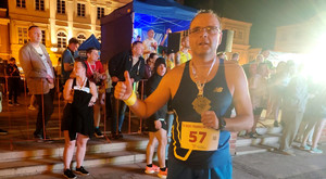 Komendant Malanowski podczas biegu w Piotrkowskim Nocnym Półmaratonie