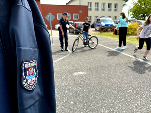 policjanci podczas egzaminu na kartę rowerową w Szkole Podstawowej w Boryszowie