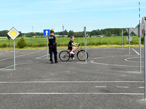 policjantka nadzoruje przebieg egzaminu na kartę rowerową