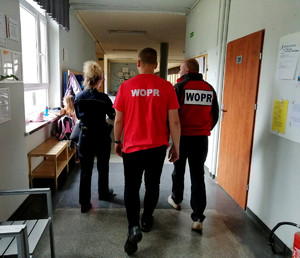 bezpieczeństwo podczas wakacji spotkanie profilaktyczne w piotrkowskiej podstawówce.
