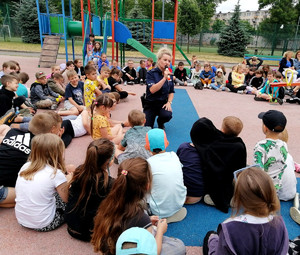 policjantka rozmawia z dziećmi o bezpieczeństwie