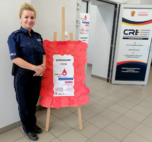 policjantka podczas akcji ,, Impuls dla serca - bezpieczne wakacje