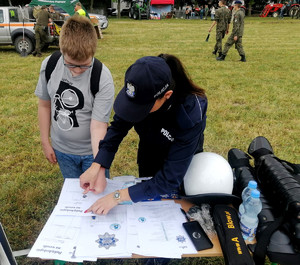 policjantka podczas festynu w Zespole Szkół Centrum Kształcenia Zawodowego w Bujnach