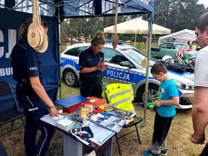 Policjanci podczas pikniku.