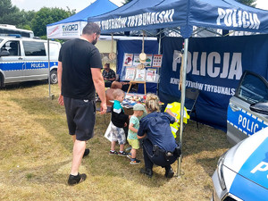 Policjanci podczas pikniku.