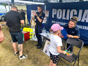 Policjanci podczas pikniku.