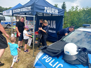 Policjanci podczas pikniku.