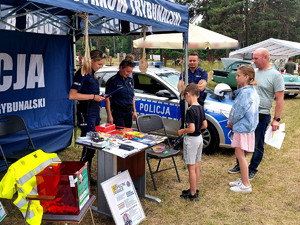 Policjanci podczas pikniku.