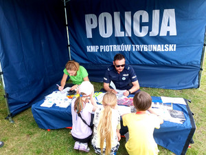Policjanci z dziećmi podczas pikniku.