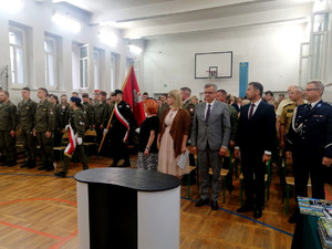 Część oficjalna uroczystości zakończenia roku szkolnego na terenie ZSCKZ w Bujnach.