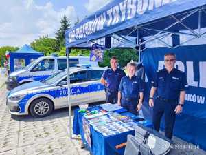 Policjanci podczas pikniku.