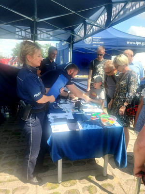 Policjanci podczas pikniku.