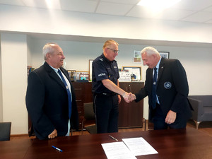 Komendant Miejski Policji podczas podpisania porozumienia.