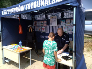 Policjant pobiera ślady linii papilarnych.