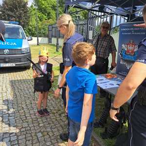 Policjanci podczas pikniku.