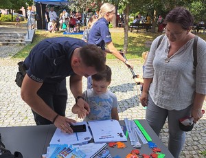 Policjanci podczas pikniku.