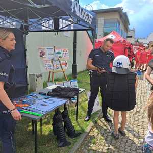 Policjanci podczas pikniku.