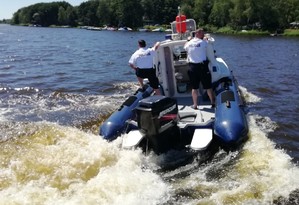 policyjny patrol podczas wypłynięcia do zgłoszenia.