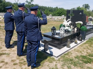 Policjanci podczas oddania hołdu.