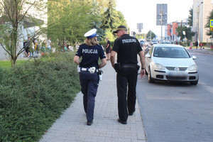 Policjanci ze strażnikami podczas działań w rejonie szkół podstawowych.