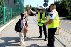 Policjanci ze strażnikami podczas działań w rejonie szkół podstawowych.