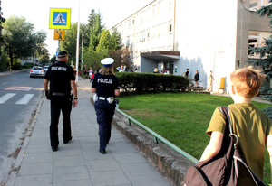 Policjanci ze strażnikami podczas działań w rejonie szkół podstawowych.