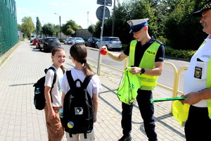 Policjanci ze strażnikami podczas działań w rejonie szkół podstawowych.