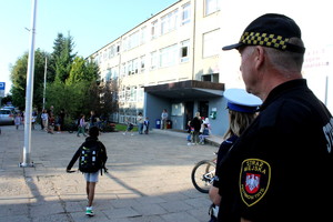 Policjanci ze strażnikami podczas działań w rejonie szkół podstawowych.